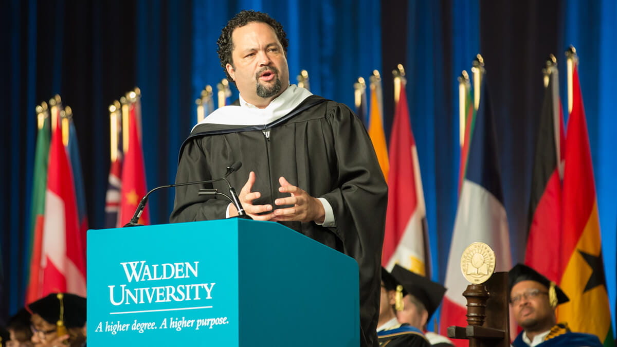 5 Inspiring Messages Delivered by Commencement Speakers 
