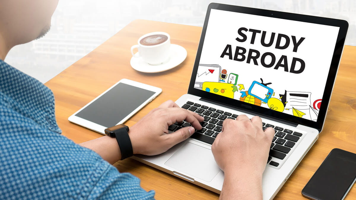 The Benefits of Studying Abroad With an Online University